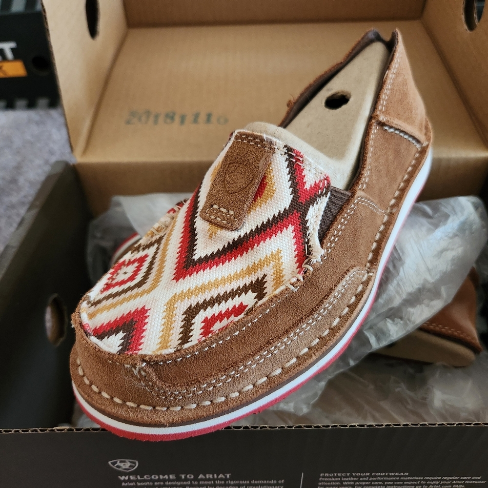 6.5 Ariat Cruiser New Earth Suede/Red Aztec